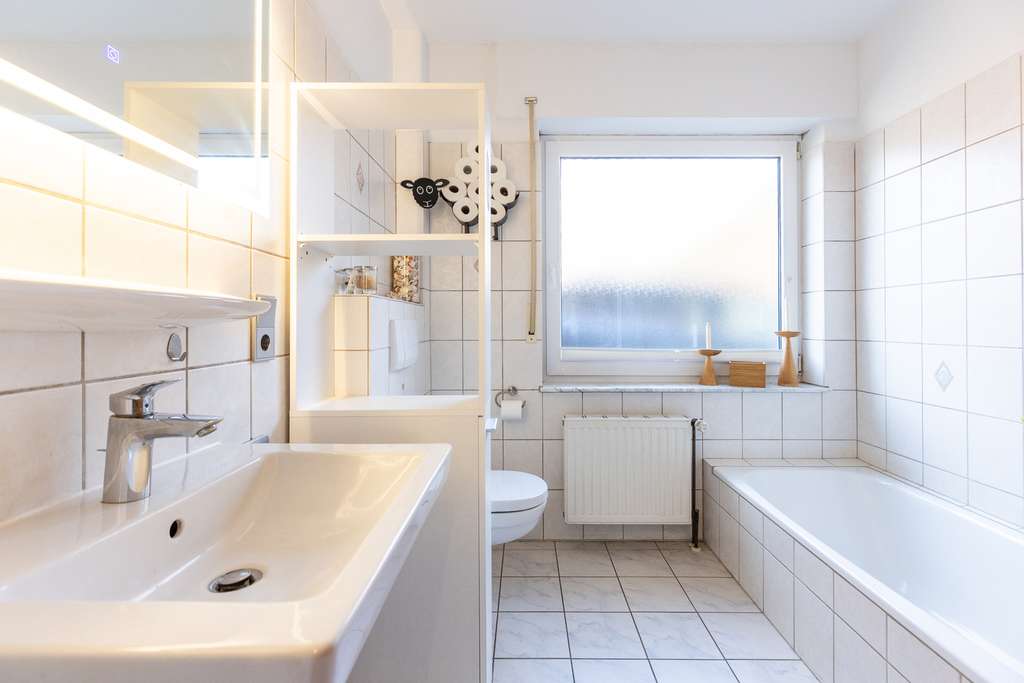 Immobilie in Wagenfeld - Gepflegtes Zweifamilienhaus mit Südterrasse, Balkon und vermieteter Einheit - Bild 3