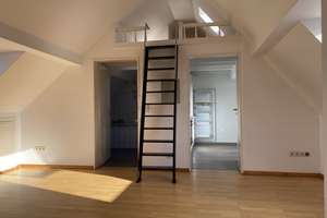 TOP gemütliche 1 ZKDB Wohnung im Dachgeschoß in zentraler, aber ruhiger Lage direkt an der FH