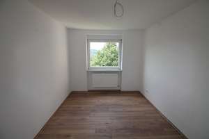 Ruhig wohnen in der Stadt
3-Zimmer-Wohnung mit Balkon und herrlichem Ausblick – auch ideal für Eige – Die vollständige Adresse der Immobilie erhältst du vom Anbieter., 94034 Grubweg, Passau – Vorschaubild 6