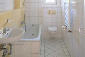 *PRAKTISCHer Grundriss_Tageslichtbad_Balkon_AR_familiäres Flair_VIEL GRÜN_HANSEVIERTEL – Geschwister-Scholl-Straße 17, 99085 Erfurt – Vorschaubild 19