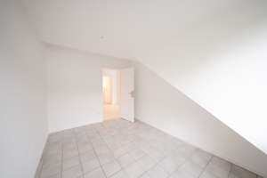 Modernisierte 3-Zimmer-Dachgeschosswohnung mit Loggia, Spitzboden & Stellplatz – Nähe Wahner Heide – Die vollständige Adresse der Immobilie erhältst du vom Anbieter., 51145 Urbach, Köln – Vorschaubild 8