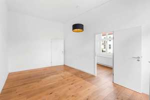 Provisionsfrei! Bezugsfreie 2,5-Zimmer Altbauwohnung mit Balkon im Laskerkiez – Corinthstraße  48, 10245 Friedrichshain, Berlin – Vorschaubild 5