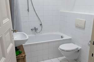 Provisions- und Bezugsfrei: Helle 2-Zimmer-Altbauwohnung mit Balkon im Friedrichshainer Nordkiez  – Die vollständige Adresse der Immobilie erhältst du vom Anbieter., 10249 Friedrichshain, Berlin – Vorschaubild 9