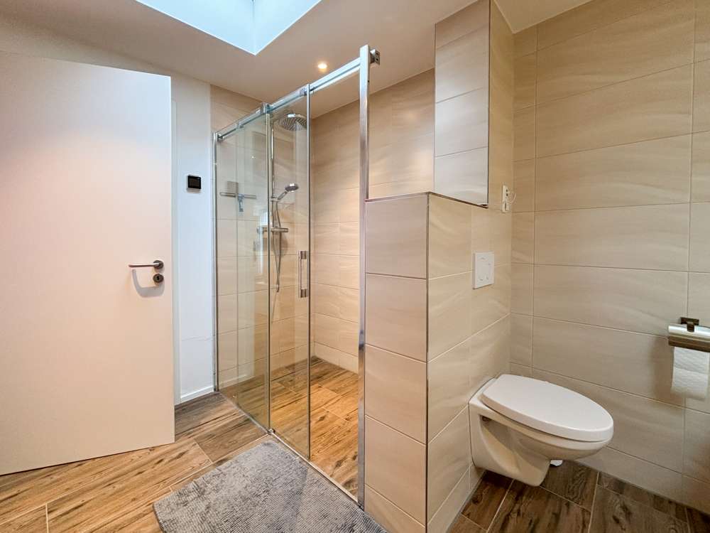 Immobilie in Hofheim am Taunus - Hofheim-Wallau! Wohnen auf 270 m² - top-saniert! 7 Zimmer, 2 Bäder, Garage (2 Stpl.), Dachterrasse! - Bild 9