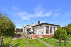 Charmantes Einfamilienhaus mit großem Grundstück, Pool, Sauna, Doppelgarage und Ausbaureserven