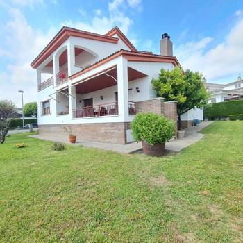 Charmantes Einfamilienhaus mit großem Garten in Girona