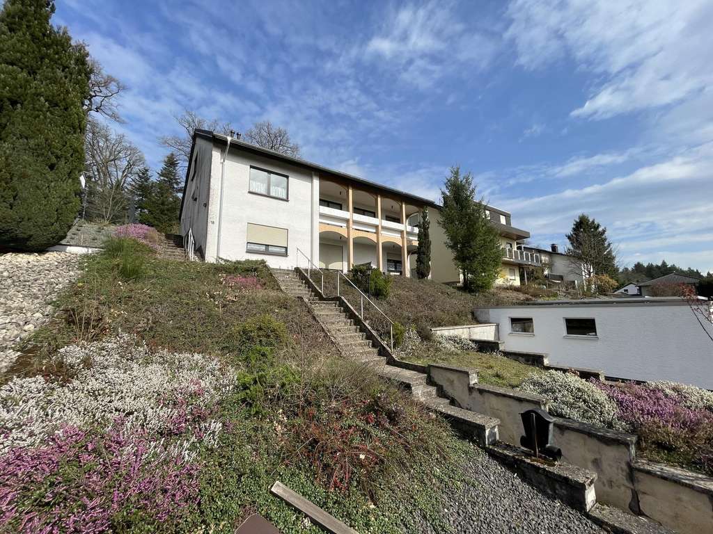 Immobilie in Föhren - Wohnhaus mit Einliegerwohnung und schönem Fernblick in Ortsrandlage von Föhren - Bild 0