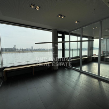 Büro- oder Showroom im Rheinauhafen mit Dachterrasse!