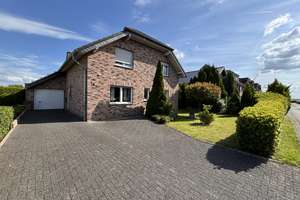 Freistehendes 8-Zimmer-Haus mit separater 2-Zimmer-Einliegerwohnung, Garage, Vollkeller und Garten