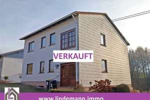 Zweifamilienhaus mit schönem Blick über Illingen - Modernisierungsbedarf – Die vollständige Adresse der Immobilie erhältst du vom Anbieter., 66557 Illingen – Vorschaubild 1