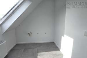 MODERNE 2-ZIMMER-DACHGESCHOSSWOHNUNG MIT SCHÖNEM AUSBLICK ÜBER REMSCHEID – 42859 Zentralpunkt, Remscheid – Vorschaubild 9