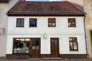 Kleines Reihenmittelhaus mit Grundstück im Zentrum der Stadt ! – Die vollständige Adresse der Immobilie erhältst du vom Anbieter., 17153 Stavenhagen – Vorschaubild 1