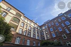 Charmante 2-Zimmer-Altbauwohnung mit Balkon in Hamburg-Barmbek Süd – Brucknerstraße 31, 22083 Barmbek-Süd, Hamburg – Vorschaubild 1