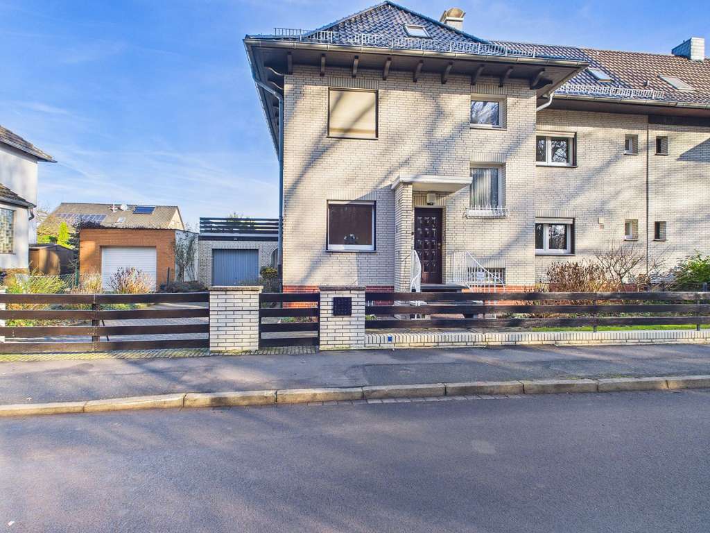 Immobilie in Sehnde - Generationenwohnen oder Renditeobjekt - Haus mit zwei Wohneinheiten, Terrasse & Gartenidylle - Bild 0