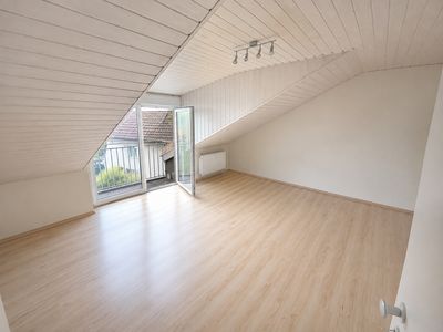 Helle Dachgeschosswohnung mit Balkon, Einbauküche und Stellplatz