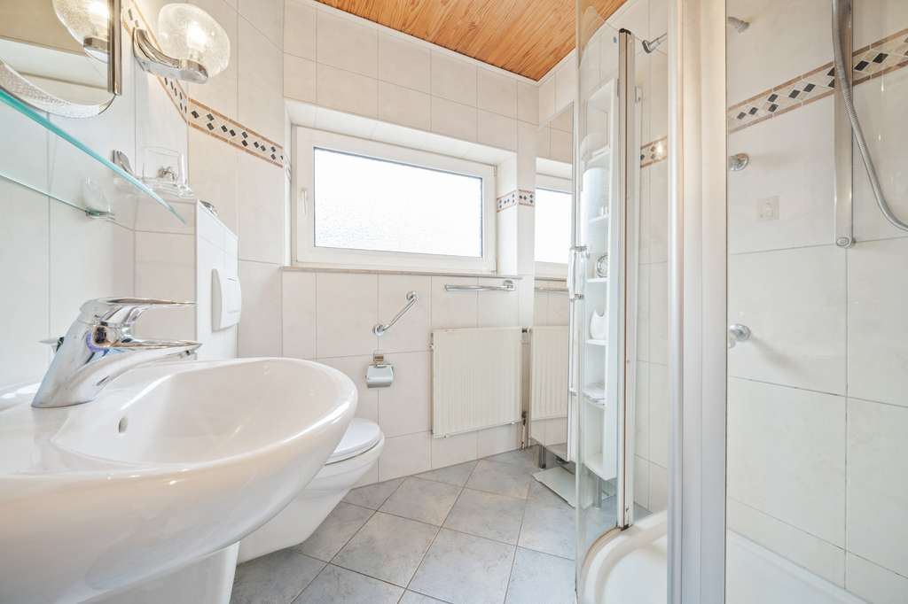 Immobilie in Bordesholm - Großes EFH mit Entwicklungspotential auf wunderschönem Grundstück - Bild 3