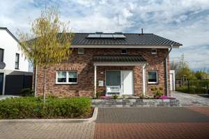 LEBEN IM GRÜNEN – MIT STIL UND WEITBLICK: Freistehendes Architektenhaus in ruhiger Toplage