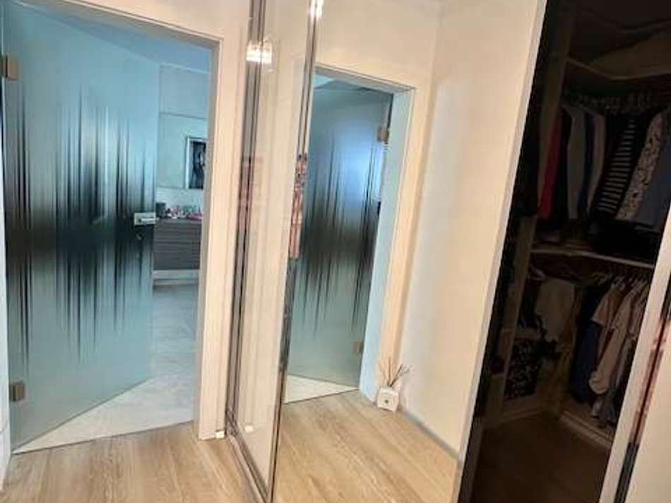 Blick zur Ankleide und Bad EG