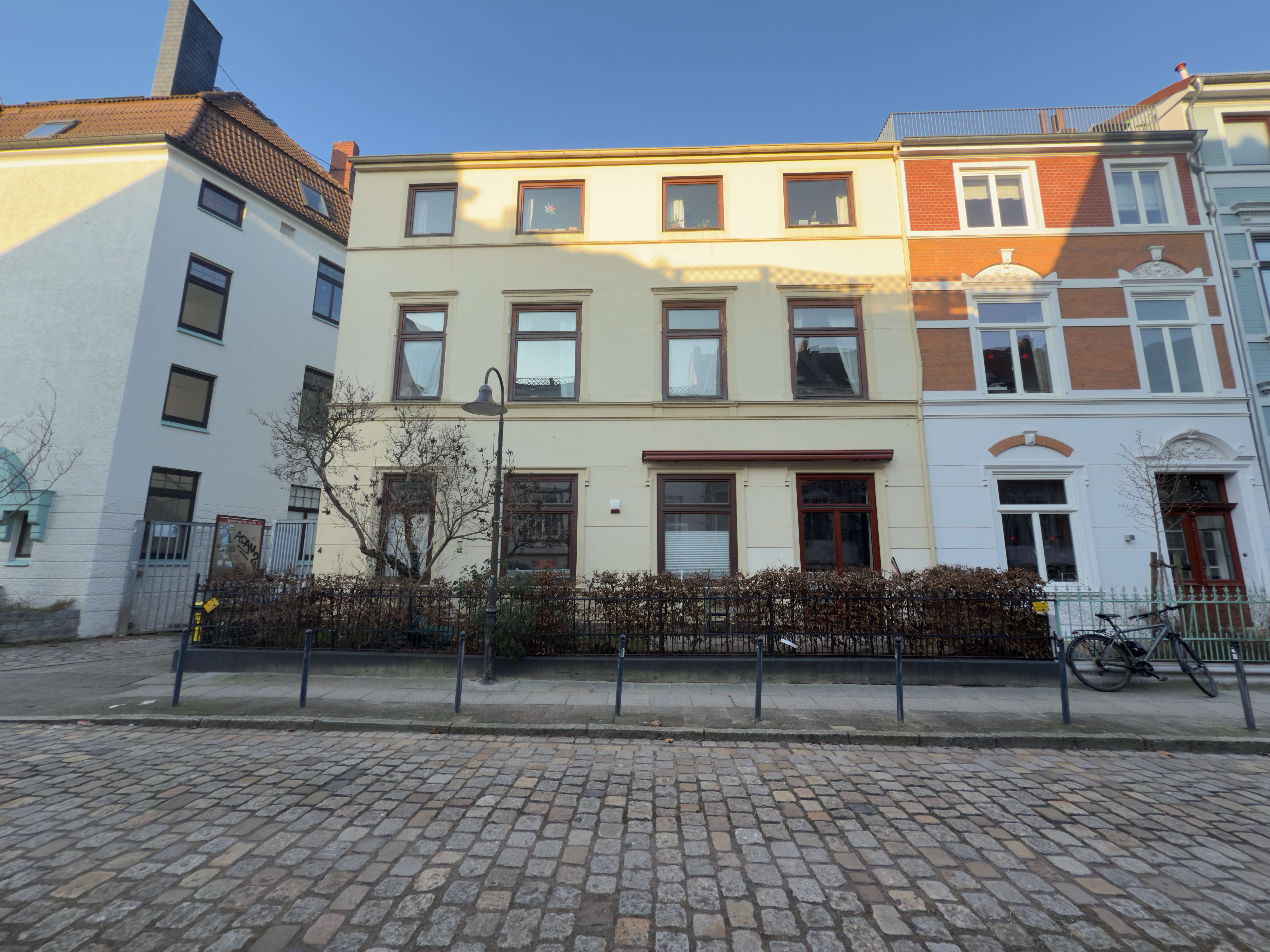 Schweizer Straße 4 – Altbremer 3-Parteien-Haus im Viertel mit geschütztem Hof & 2 Stellplätzen, Bremen – Bild 1