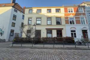 Schweizer Straße 4 – Altbremer 3-Parteien-Haus im Viertel mit geschütztem Hof & 2 Stellplätzen