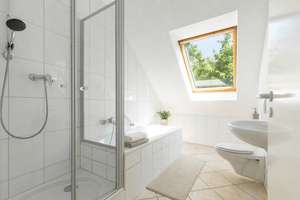 Hohe Decken, kleine WEG, neue Heizung - schöne Dachgeschosswohnung in Seckbach – 60389 Seckbach, Frankfurt am Main – Vorschaubild 11