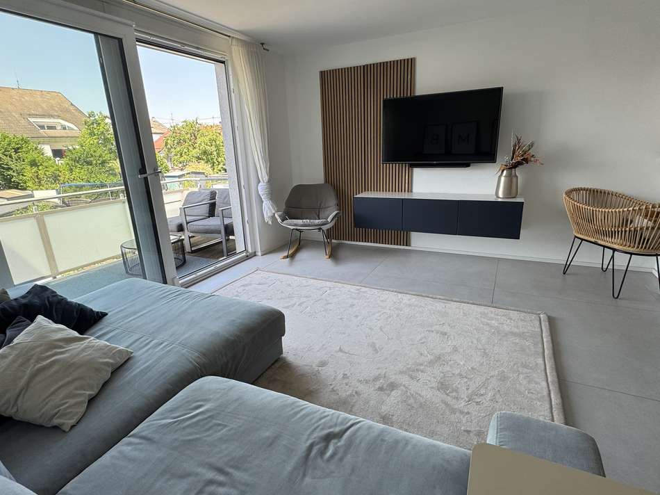 Wohnzimmer mit Balkon