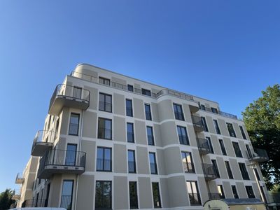 Hochwertige Neubau mit Balkon und Einbauküche: Stilvolle 4-Zimmer-Wohnung mit geh. Innenausstattung