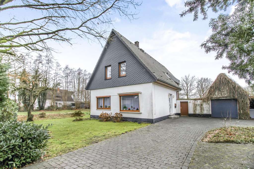 Immobilie in Schwanewede - Löhnhorst/Leuchtenburg: Zweifamilienhaus mit großem Garten, Sonnenterrasse und Garage in guter Lage - Bild 1