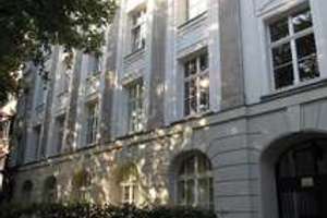 Großzügige 2 ,5 Zimmerwohnung in denkmalgeschützten , aufwendig saniertem Altbau