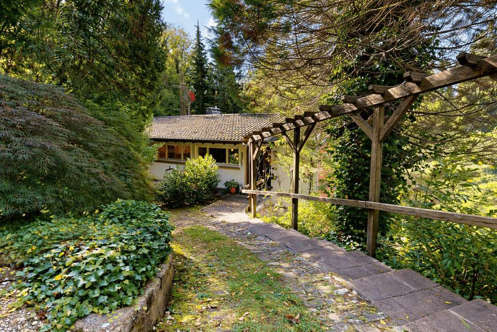 Immobilie in Marxzell - Unverwechselbar, Stilprägend und Außergewöhnlich: Architektenhaus in einzigartiger Waldrandlage - Bild 1