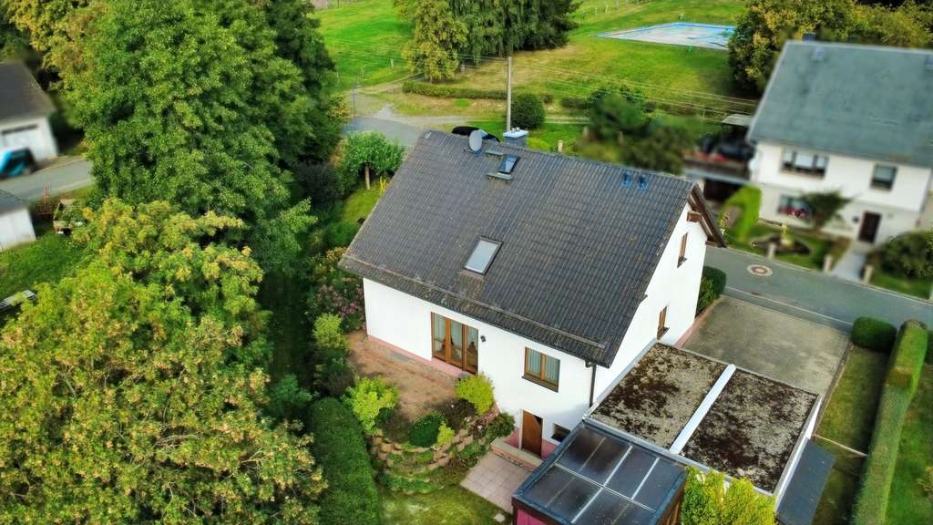 Immobilie in Bad Lobenstein - Ein gemütliches Zuhause für die ganze Familie in wunderschöner Landschaft
 - Bild 1