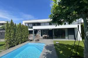 Stadtvilla mit 428 m² Wohnfläche, Pool, Erdwärme, PV, Solar und A+ Energieeffizienz – Die vollständige Adresse der Immobilie erhältst du vom Anbieter., 86830 Schwabmünchen – Vorschaubild 2