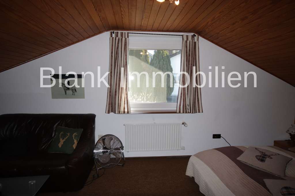 Immobilie in Durach - Einfamilienhaus mit Einliegerwohnung, Balkon, Terrasse, Garagen, Garten und Bergblick - in Durach - Bild 4