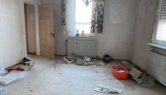 Bild von Einfamilienhaus sanierungsbedürftig mit schönem Garten und Nebengebäuden