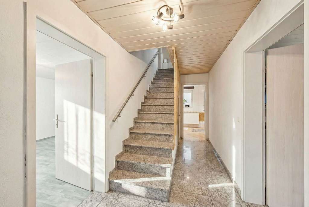 Immobilie in Au in der Hallertau - Einfamilienhaus mit Außenpool und Potenzial - Bild 3