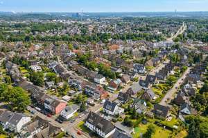 Einfamilienhaus mit Pool, Terrasse & Balkonen, inklusive 2 Garagen – optional als Zweifamilienhaus – Die vollständige Adresse der Immobilie erhältst du vom Anbieter., 46242 Fuhlenbrock, Bottrop – Vorschaubild 4