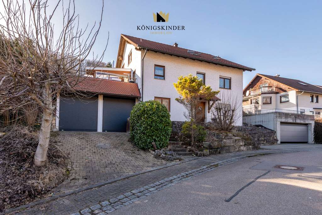 Immobilie in Gruibingen - Großzügiges Einfamilienhaus mit Wintergarten, Kaminofen, Garten und 2 Garagen in idyllischer Lage - Bild 1