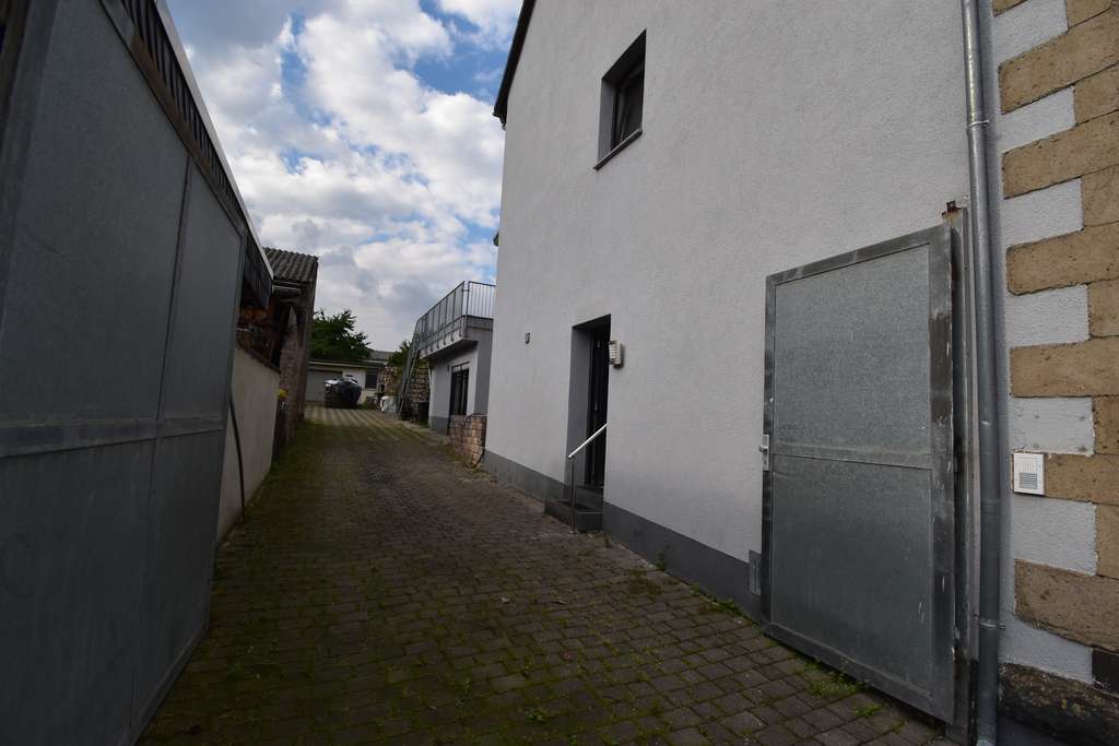 Immobilie in Kruft - Großes Raumangebot mit 2 sep. Wohneinheiten, erschwinglich, solide und teilsaniert, 205 m² Wohnfl. - Bild 2