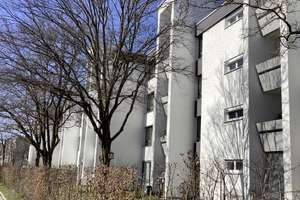 Ganz oben: : schöne  renovierte 3 Zimmer Whg. mit Essdiele und Südterrasse – Karl-Witthalm-Str. 25, 81375 Neuhadern, München – Vorschaubild 3