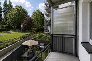 Erstbezug nach Kernsanierung: 2-Zimmer-Wohnung mit Balkon und Terrasse in direkter Parklage