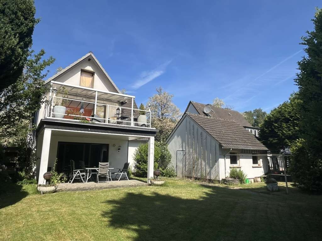 Bezugsfrei!
Freistehendes, gepflegtes Ein-Zweifamilienhaus mit Sonnengarten u. Garage in Ruhig-Lage