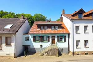 Charmantes beidseitig angebautes Einfamilienhaus mit großem Garten in ruhiger Lage von Sulzbach – Die vollständige Adresse der Immobilie erhältst du vom Anbieter., 66280 Sulzbach/Saar – Vorschaubild 2