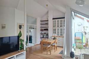 Traumhafte 2-Zi Dachgeschosswohnung mit Loggia im Grünen, freigestellt