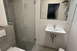 Frisch saniertes 1,5-Zimmer-Apartment (30 m²) mit Ankleidezimmer, Einbauküche & Tiefgarage  – Die vollständige Adresse der Immobilie erhältst du vom Anbieter., 50931 Lindenthal (Ortsteil), Köln – Vorschaubild 2