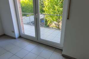 Helle Balkon-Wohnung mit Einbauküche und Gartenblick in Neuwerk