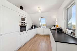Traumhafte 5,5 Zi. DG-Maisonette Wohnung mit Neubaufeeling in ruhiger Lage in Trudering – Die vollständige Adresse der Immobilie erhältst du vom Anbieter., 81825 Waldtrudering, München – Vorschaubild 3