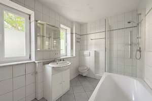 Wohnen auf zwei Ebenen- charmante Maisonette-Wohnung mit Garten und Haus-im-Haus-Charakter – Die vollständige Adresse der Immobilie erhältst du vom Anbieter., 81825 Gartenstadt Trudering, München – Vorschaubild 4