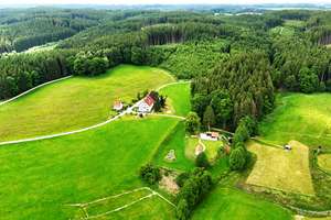 Bauernhaus/Bauernhof kaufen im Allgäu, absolute Alleinlage mit ca. 11 Hektar Wiesen für Mensch & Tie – Die vollständige Adresse der Immobilie erhältst du vom Anbieter., 87739 Breitenbrunn – Vorschaubild 1