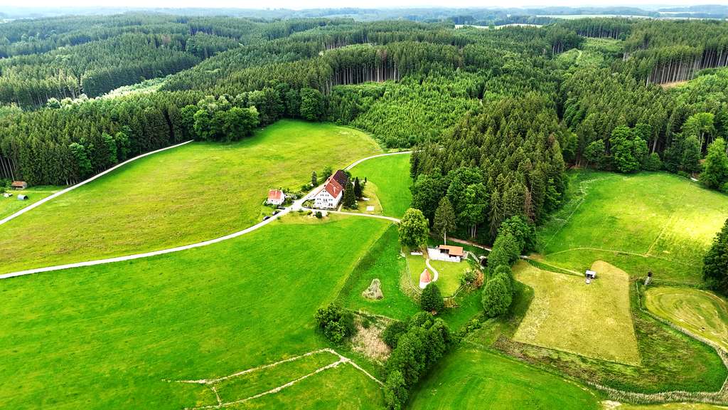 Immobilie in Breitenbrunn - Bauernhaus/Bauernhof kaufen im Allgäu, absolute Alleinlage mit ca. 11 Hektar Wiesen für Mensch & Tie - Bild 0