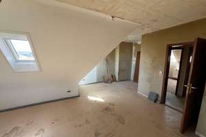 Dachgeschoss-Rohdiamant im Jugendstilhaus – 2,5 Zimmer zur individuellen Gestaltung in Stuttgart